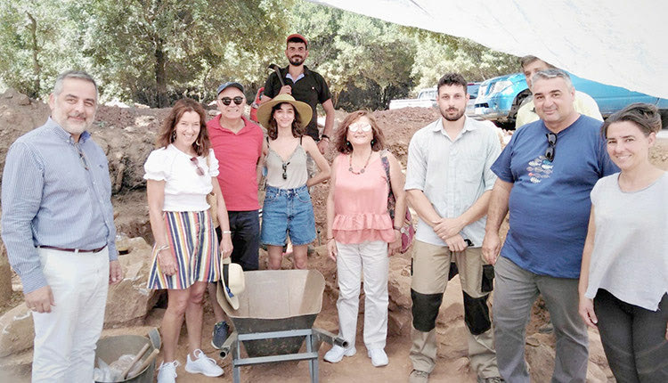 Η ΒΙΚΤΟΡΙΑ ΧΙΣΛΟΠ ΣΕ … ΕΠΙΤΟΠΙΑ ΕΡΕΥΝΑ Από «Το Νησί» στις ανασκαφές του Οροπεδίου Λασιθίου