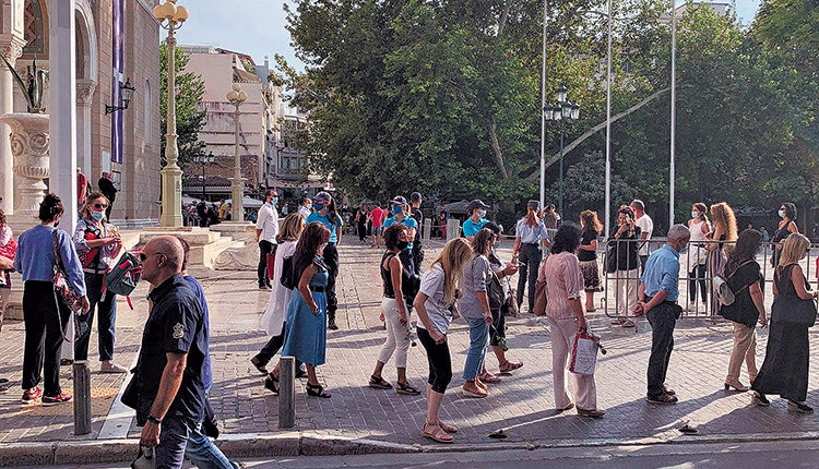 το λαϊκό προσκύνημα για τον Μίκη Θεοδωράκη
