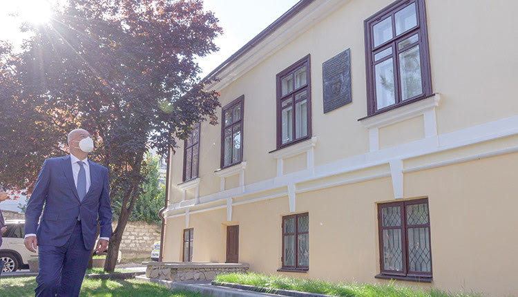 Δεν έκρυψε την συγκίνησή του ο Δένδιας κατά την έναρξη της επίσκεψής μου στη Μολδαβί. Όπως έγραψε «επισκέφθηκα το ιστορικό κτήριο που στέγαζε το στρατηγείο της Φιλικής Εταιρείας στο Κισινάου, το οποίο ανήκε στον “φιλικό” Μιχάλη Κάτσικα».