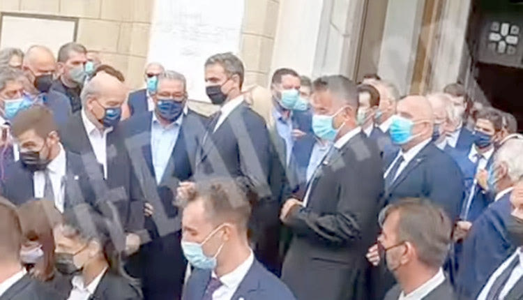 Τα έβαλε με τον Κουτσούμπα …Κατά τα λοιπά ιδιαίτερα εκνευρισμένος εμφανίστηκε ο Κυριάκος Μητσοτάκης μετά τις αποδοκιμασίες που δέχτηκε στη Μητρόπολη Αθηνών από πολίτες που συγκεντρώθηκαν για να τιμήσουν τον Μίκη Θεοδωράκη