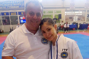 Ο προπονητής του «Τάλως» κ. Τζανίδης με τους Στρατηγάκη και Χρυσουλάκη που ανέβηκαν στο βάθρο