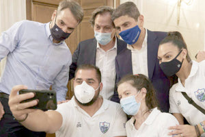 Ο Μανώλης Στεφανουδάκης έβγαλε selfie με τον πρωθυπουργό, τον υφυπουργό Αθλητισμού και συναθλήτριές του