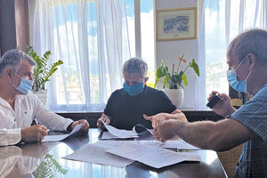 Τη σύμβαση για εργασίες στο Ανοικτό Θέατρο Ζαρού, υπέγραψαν ο δήμαρχος Φαιστού Γρηγόρης Νικολιδάκης και ο ανάδοχος του έργου, παρουσία του αρμόδιου αντιδημάρχου Τεχνικών Έργων Γιάννη Φασομυτάκη. Το έργο με τίτλο «Συμπληρωματικές εργασίες στους βοηθητικούς χώρους του ανοικτού θεάτρου Ζαρού» έχει αρχικό προϋπολογισμό 24.000 ευρώ, ενώ ο ανάδοχος αναμένεται να εγκατασταθεί άμεσα για την έναρξη των εργασιών. 