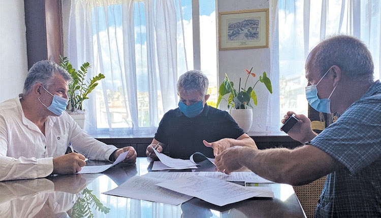 Τη σύμβαση για εργασίες στο Ανοικτό Θέατρο Ζαρού, υπέγραψαν ο δήμαρχος Φαιστού Γρηγόρης Νικολιδάκης και ο ανάδοχος του έργου, παρουσία του αρμόδιου αντιδημάρχου Τεχνικών Έργων Γιάννη Φασομυτάκη. Το έργο με τίτλο «Συμπληρωματικές εργασίες στους βοηθητικούς χώρους του ανοικτού θεάτρου Ζαρού» έχει αρχικό προϋπολογισμό 24.000 ευρώ, ενώ ο ανάδοχος αναμένεται να εγκατασταθεί άμεσα για την έναρξη των εργασιών. 