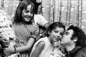 ΦΩΤΟΗΜΕΡΑΣ:Μάρτιος 1972 και ο Μίκης Θεοδωράκης φτάνει στην Καμπέρα της Αυστραλίας όπου γίνεται δεκτός από πολλούς Έλληνες, μεταξύ των οποίων και παιδιά (Photo by Golding/Fairfax Media via Getty Images).