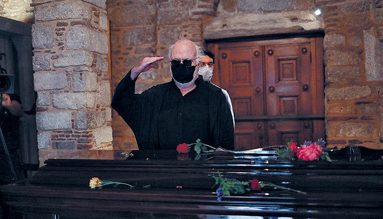 αντιδράσεις που προκάλεσε ο στρατιωτικός χαιρετισμός του Διονύση Σαββόπουλου στη σορό του Μίκη Θεοδωράκη,