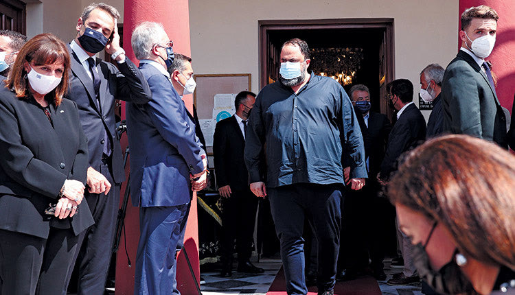 Μαρινάκης στην κηδεία Θεοδωράκη