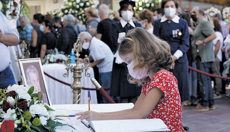 Συγκίνησε το κοριτσάκι Εκατοντάδες πολίτες συνέρρευσαν στη Μητρόπολη Χανίων για να πουν το τελευταίο “αντίο” στον Μίκη Θεοδωράκη