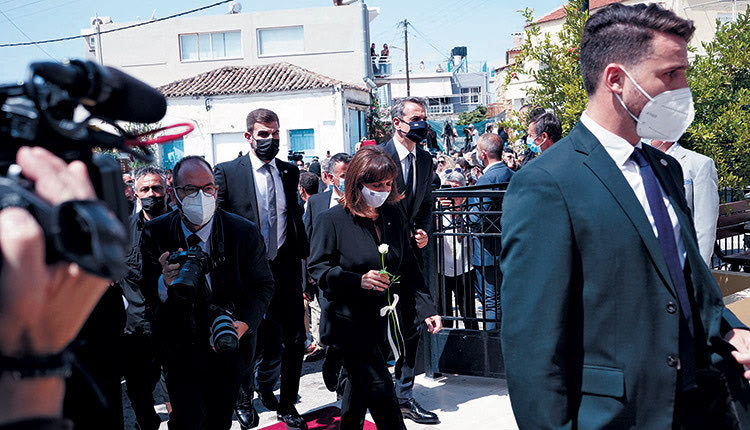 Με ένα άσπρο τριαντάφυλλο προσήλθε η Π.τ.Δ.