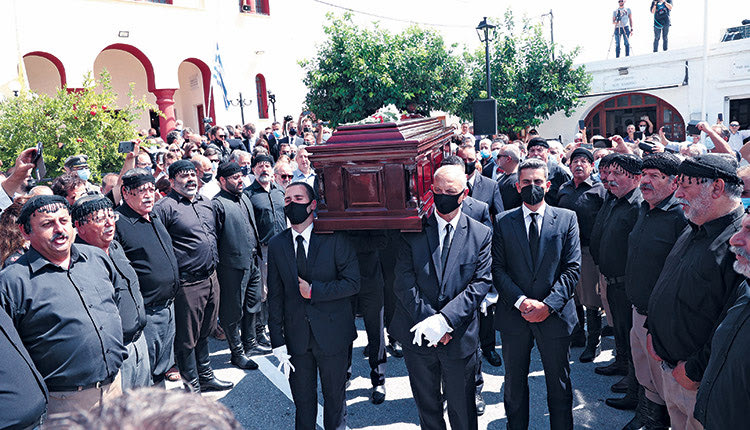 Πλήθος κόσμου συνόδευσε στην τελευταία του κατοικία τον Μίκη Θεοδωράκη