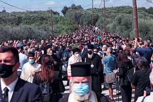«Μίκης Θεοδωράκης - Πλήθος κόσμου έξω από το νεκροταφείο του Γαλατά