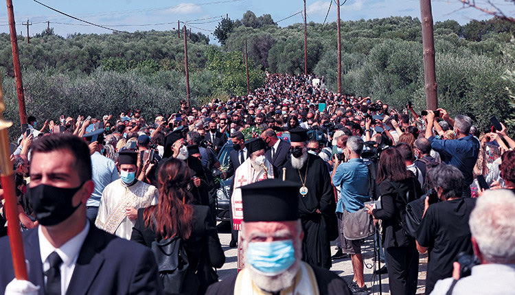 «Μίκης Θεοδωράκης - Πλήθος κόσμου έξω από το νεκροταφείο του Γαλατά