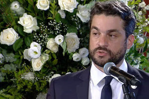 Εμφανώς συγκινημένος στον επικήδειο για το Μίκη Θεοδωράκη ο Παναγιώτης Σημανδηράκης