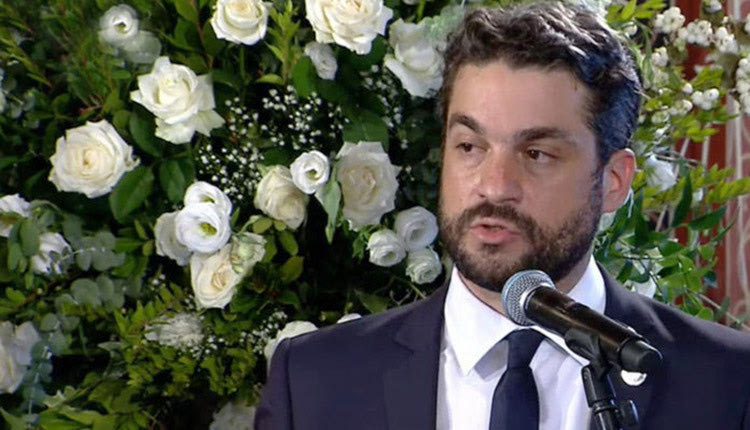 Εμφανώς συγκινημένος στον επικήδειο για το Μίκη Θεοδωράκη ο Παναγιώτης Σημανδηράκης