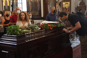 Παράταση δόθηκε στο λαϊκό προσκύνημα στη Μητρόπολη Χανίων