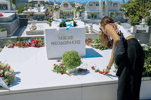 Συγκινητικές στιγμές εκτυλίχθηκαν και χθες στο κοιμητήριο του χωριού Γαλατάς Χανίων, όπου από χθες αναπαύεται ο Μίκης Θεοδωράκης.
