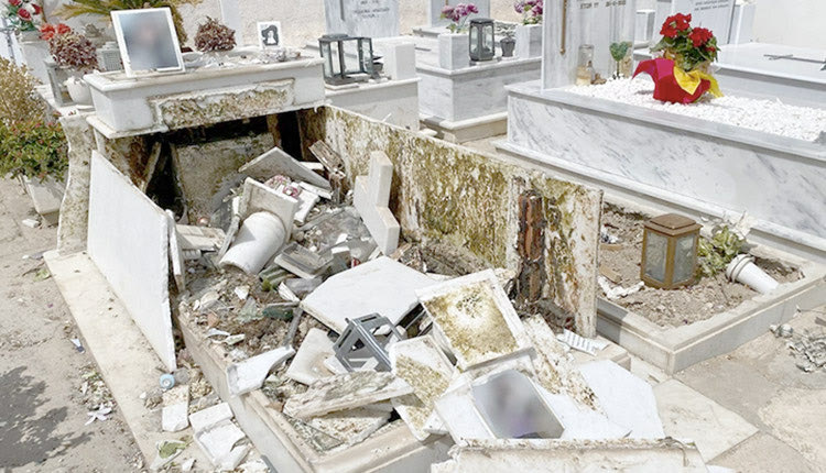Οργή και αποτροπιασμό προκαλεί η εικόνα του κατεστραμμένου τάφου μιας 20χρονης κοπέλας στο κοιμητήριο του Παλαιού Φαλήρου όταν υπέστη σοβαρές ζημιές την ημέρα της κηδείας του Μad Clip