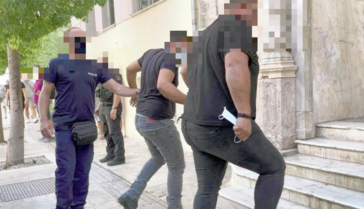 Οι συλληφθέντες οδήγηθηκαν στον εισαγγελέα