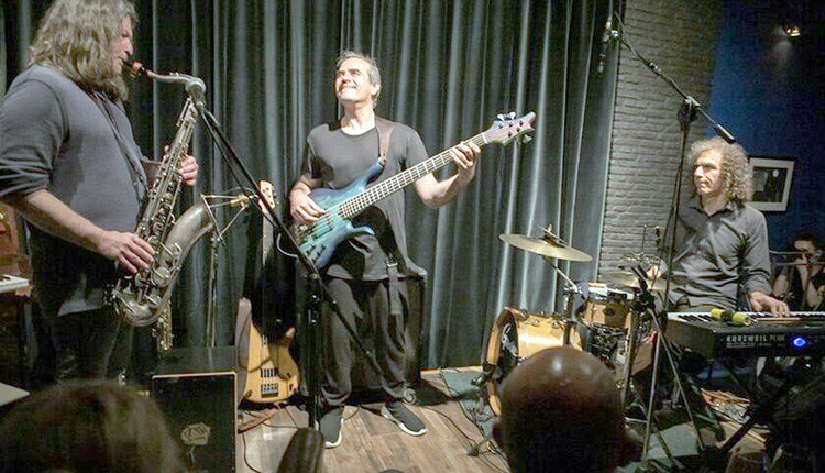 Tο τρίο Human Touch των David Lynch στο σαξόφωνο, Σταύρου Λάντσια στα τύμπανα και Γιώτη Κιουρτσόγλου στο μπάσο