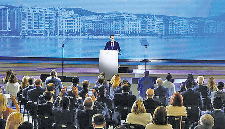 Για τα οικονομικά της ΔΕΘ θα διαβάσετε αλλού. Εγώ σας ενημερώνω για τα ντεσού. Ο κ.Μητσοτάκης αναφερόμενος στην πανδημία, ξεκαθάρισε με τον πλέον κατηγορηματικό τρόπο πως «η οικονομία και η κοινωνία δεν θα ξανακλείσουν» και ζήτησε εκ νέου να εμβολιαστούν όσοι δεν το έχουν κάνει, σημειώνοντας ότι επενδύει στην πειθώ και στην ενότητα.