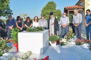 Συγκινητική ήταν η παρουσία του κόσμου όλες αυτές τις μέρες στο κοιμητήριο στον Γαλατά. Στα εννιάμερα από την κοίμηση του Μίκη Θεοδωράκη  το Σάββατο 11 Σεπτεμβρίου ψάλθηκε τρισάγιο στον τάφο του. Το μνημόσυνο των εννιάμερων έγινε σε στενό κύκλο από τον Παγκρήτιο Σύλλογο Φίλων Θεοδωράκη.