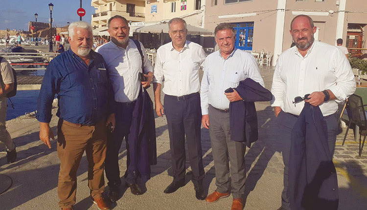 Με τον υπουργό Προστασίας του Πολίτη Τ.Θεοδωρικάκο είχαν την ευκαιρία -μετά την κηδεία του Μίκη- να τα πουν- αφού και γευμάτισαν και μαζί- δήμαρχοι της Κρήτης