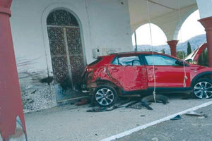 Απίστευτο τροχαίο σημειώθηκε τα ξημερώματα  της Κυριακής στην Ιερά Μονή Παναγίας Κρουσταλλένιας στο Οροπέδιο Λασιθίου, όταν όχημα έφυγε από το δρόμο του κι έπεσε σε κολόνα της εκκλησίας.