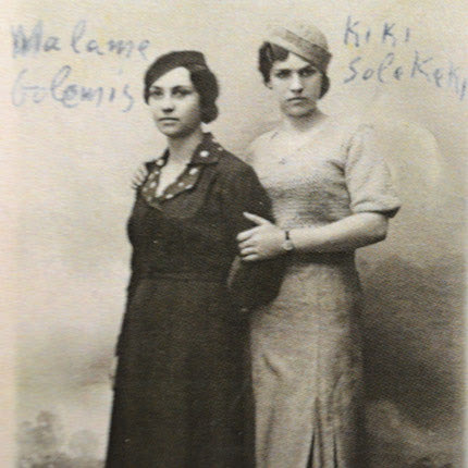 Η προσφυγοπούλα δασκάλα Μάλαμα Γκολέμη, (αριστερά), με τη φίλη της Κική Σολακάκη. Σκοτώθηκε την τρίτη ημέρα της Μάχης της Κρήτης στις 22 Μαΐου 1941, μαζί με τον άντρα της Γιώργο, στην περιοχή του Σταυρωμένου Ηρακλείου