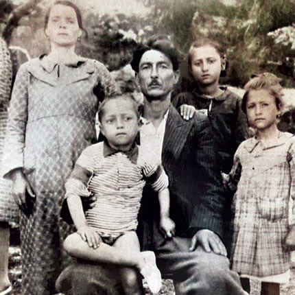 Ο Μικρασιάτης Δημήτρης Κορνάζος με την οικογένειά του. Εκτελέστηκε από τις κατοχικές δυνάμεις πισώπλατα, στις 10 Σεπτεμβρίου 1944 στο χωριό Βαρβάρω (Αρχάγγελος) Πεδιάδος