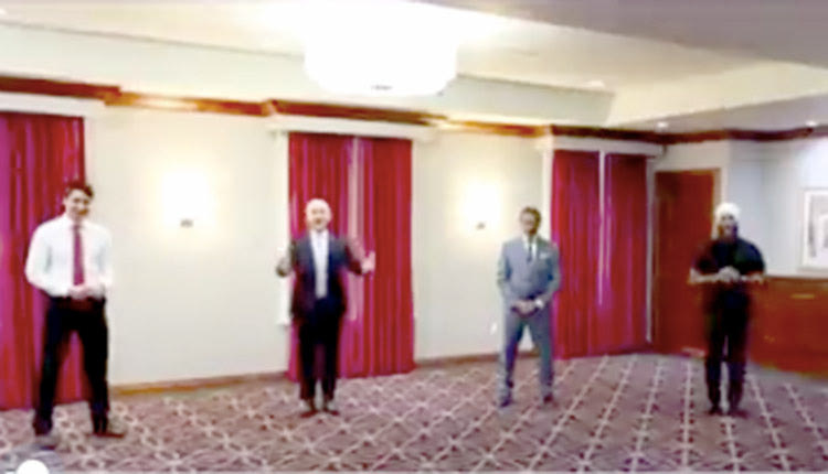 οι πολιτικοί ηγέτες του Καναδά που φωτογραφήθηκαν  πριν από ενα debate.