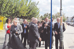 Μια απορία από τον συνεργάτη μας Β. Σαμαράκη: «Καλησπέρα σας και Καλή Εβδομάδα. Διάβασα για την πιθανή πρόταση, η ανώνυμη οδός (πιάτσα ταξί – Μουσείο), να ονομαστεί οδός Μίκη Θεοδωράκη. Είχα την εντύπωση, ότι εδώ και καιρό, ο δρόμος έχει πάρει το όνομα του Γιώργου Ανεμογιάννη ή του Τζων Τσάντγουϊκ, που συνεργάστηκε με τον Μάικλ Βέντρις, στην αποκρυπτογράφηση της Γραμμικής Β. (Οδός Μάικλ Βέντρις υπάρχει ήδη, στα όρια Πόρου – Κατσαμπά). Αληθεύει … ή παραμένει ανώνυμη;» .