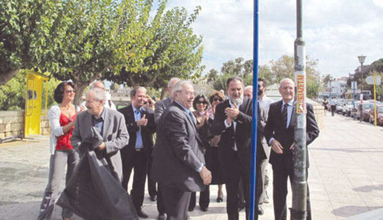 Μια απορία από τον συνεργάτη μας Β. Σαμαράκη: «Καλησπέρα σας και Καλή Εβδομάδα. Διάβασα για την πιθανή πρόταση, η ανώνυμη οδός (πιάτσα ταξί – Μουσείο), να ονομαστεί οδός Μίκη Θεοδωράκη. Είχα την εντύπωση, ότι εδώ και καιρό, ο δρόμος έχει πάρει το όνομα του Γιώργου Ανεμογιάννη ή του Τζων Τσάντγουϊκ, που συνεργάστηκε με τον Μάικλ Βέντρις, στην αποκρυπτογράφηση της Γραμμικής Β. (Οδός Μάικλ Βέντρις υπάρχει ήδη, στα όρια Πόρου – Κατσαμπά). Αληθεύει … ή παραμένει ανώνυμη;» .