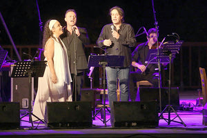 «ΕΠΕΣΕ» Η ΑΥΛΑΙΑ ΤΟΥ 1ου ΦΕΣΤΙΒΑΛ ΤΗΣ ΠΕΡΙΦΕΡΕΙΑΣ ΚΡΗΤΗΣ Ύμνοι στον Μίκη Θεοδωράκη και θερμό χειροκρότημα στον Χρήστο Λεοντή