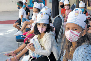 Ακόμα και πίσω από τις μάσκες, τα παιδιΚά βλέμματα και χαμόγελα φώτισαν τα σ`χολεία