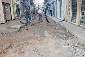 Με τη σκυροδέτηση της Χ. Γιάνναρη προχωρούν οι εργασίες ανάπλασης στο κέντρο της πόλης, ενώ μόλις ολοκληρωθεί η αποκατάσταση των καταστροφών που προκλήθηκαν κατά μήκος της μικρής Έβανς από τον εργολάβο του ΟΤΕ, θα γίνει η τοποθέτηση στα κράσπεδα.