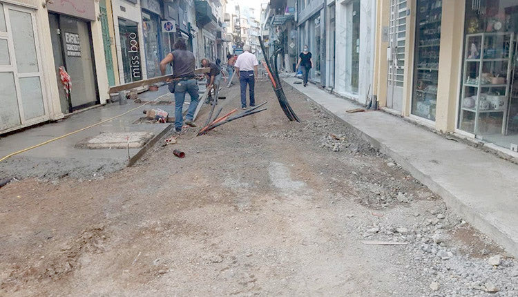 Με τη σκυροδέτηση της Χ. Γιάνναρη προχωρούν οι εργασίες ανάπλασης στο κέντρο της πόλης, ενώ μόλις ολοκληρωθεί η αποκατάσταση των καταστροφών που προκλήθηκαν κατά μήκος της μικρής Έβανς από τον εργολάβο του ΟΤΕ, θα γίνει η τοποθέτηση στα κράσπεδα.
