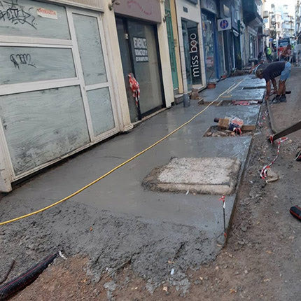 Με τη σκυροδέτηση της Χ. Γιάνναρη προχωρούν οι εργασίες ανάπλασης στο κέντρο της πόλης, ενώ μόλις ολοκληρωθεί η αποκατάσταση των καταστροφών που προκλήθηκαν κατά μήκος της μικρής Έβανς από τον εργολάβο του ΟΤΕ, θα γίνει η τοποθέτηση στα κράσπεδα.
