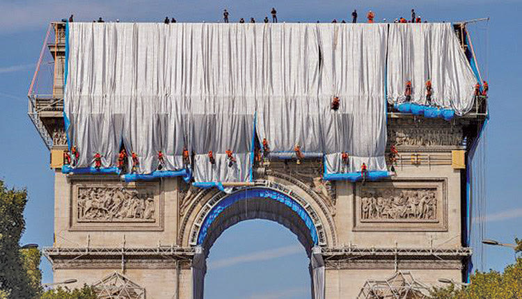 η Αψίδα του Θριάμβου στο Παρίσι τυλίχθηκε με 25.000 τ.μ. υφάσματος σε χρώμα ασημί - μπλε.
