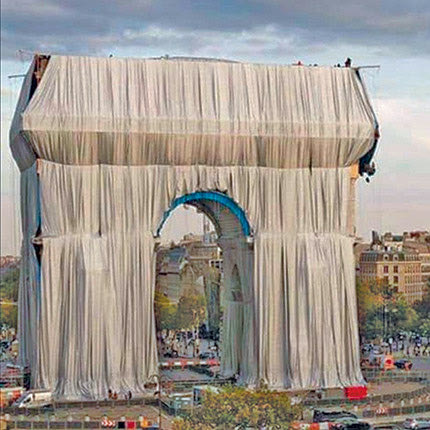 η Αψίδα του Θριάμβου στο Παρίσι τυλίχθηκε με 25.000 τ.μ. υφάσματος σε χρώμα ασημί - μπλε.