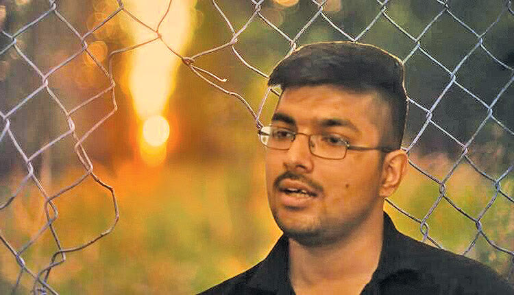 Ο Τάχα, ο νεαρός άνδρας από το Πακιστάν που ονειρευόταν να σπουδάσει, ήρθε στην Κρήτη μέσω Τουρκίας ως προσφυγόπουλο.