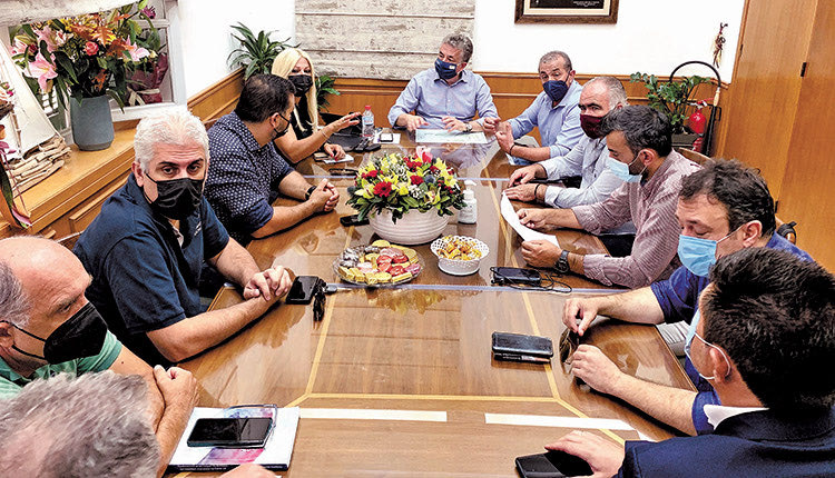 Από τη σύσκεψη που πραγματοποιήθηκε στο γραφείο του Περιφερειάρχη.