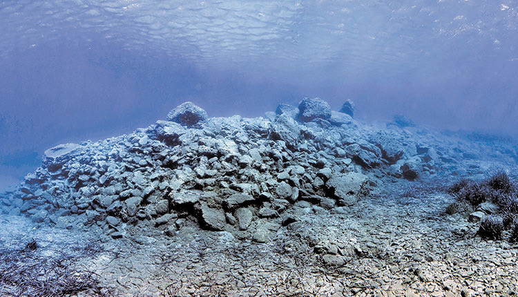 Πλάγια όψη λιθοριππής ρωμαϊκού λιμενικού έργου στον κόλπο Κουρεμένου (πανόραμα)
