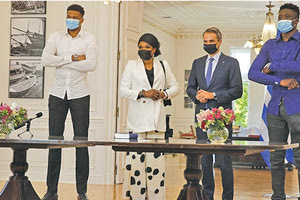 Την ελληνική υπηκοότητα απέκτησαν η μητέρα και ο μικρότερος αδελφός του Γιάννη Αντετοκούνμπο.