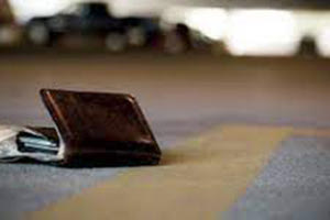 Παρέδωσε το πορτοφόλι και αρνήθηκε τα εύρετρα