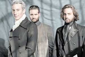 Ο Μιχά́λης Σαράντης ως Ι. Καποδίστριας ο Κωνσταντί́νος Μπιμπής σε ρό́λο κλειδί και ο Ντένης Μακρής ως Αλέ́ξανδρος Στούρτζας - Φωτογραφία Γιώ́ργος Καπλανίδης