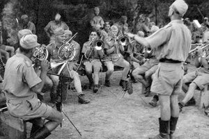 ΦΩΤΟΗΜΕΡΑΣ:Γερμανική μπάντα στην κατεχόμενη Κρήτη. Χρονολογία άγνωστη. (Εbay Greece at WWII Archives)