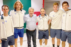 Ο κ. Αρναουτάκης με τους αθλητές της Εθνικής Ομάδας Τένις