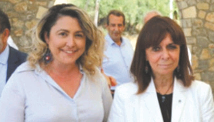 Στο περιθώριο των εκδηλώσεων του Ολοκαυτώματος στη Βιάννο, η πρόεδρος της Δημοκρατίας κ. Κατερίνα Σακελλαροπούλου έκανε ερωτήσεις για την επιδημιολογική εικόνα του νησιού λόγω πανδημίας στη διοικήτρια της 7ης ΥΠΕ Κρήτης κ. Λένα Μπορμπουδάκη.