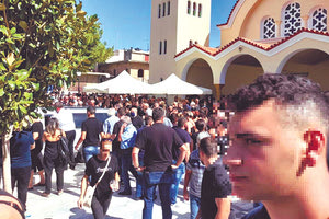 Όλο το χωριό αποχαιρέτησε τον 17χρονο