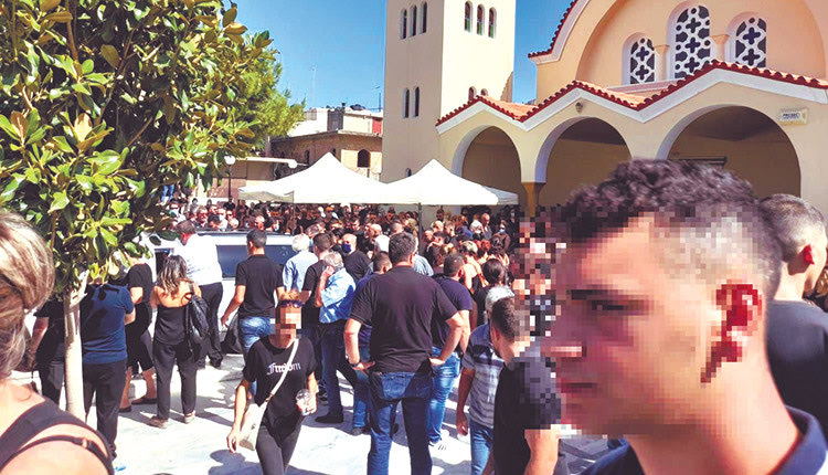 Όλο το χωριό αποχαιρέτησε τον 17χρονο